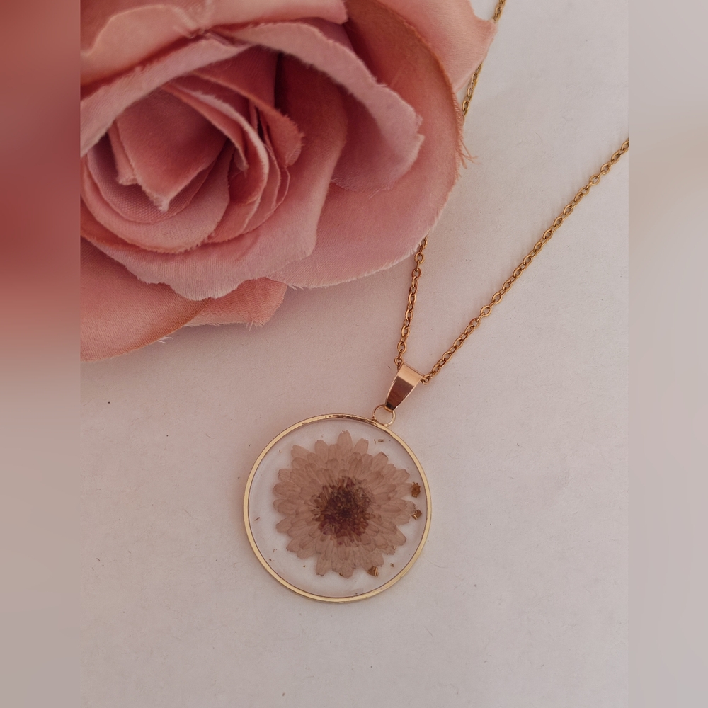 Real dried flower resin pendent and necklace